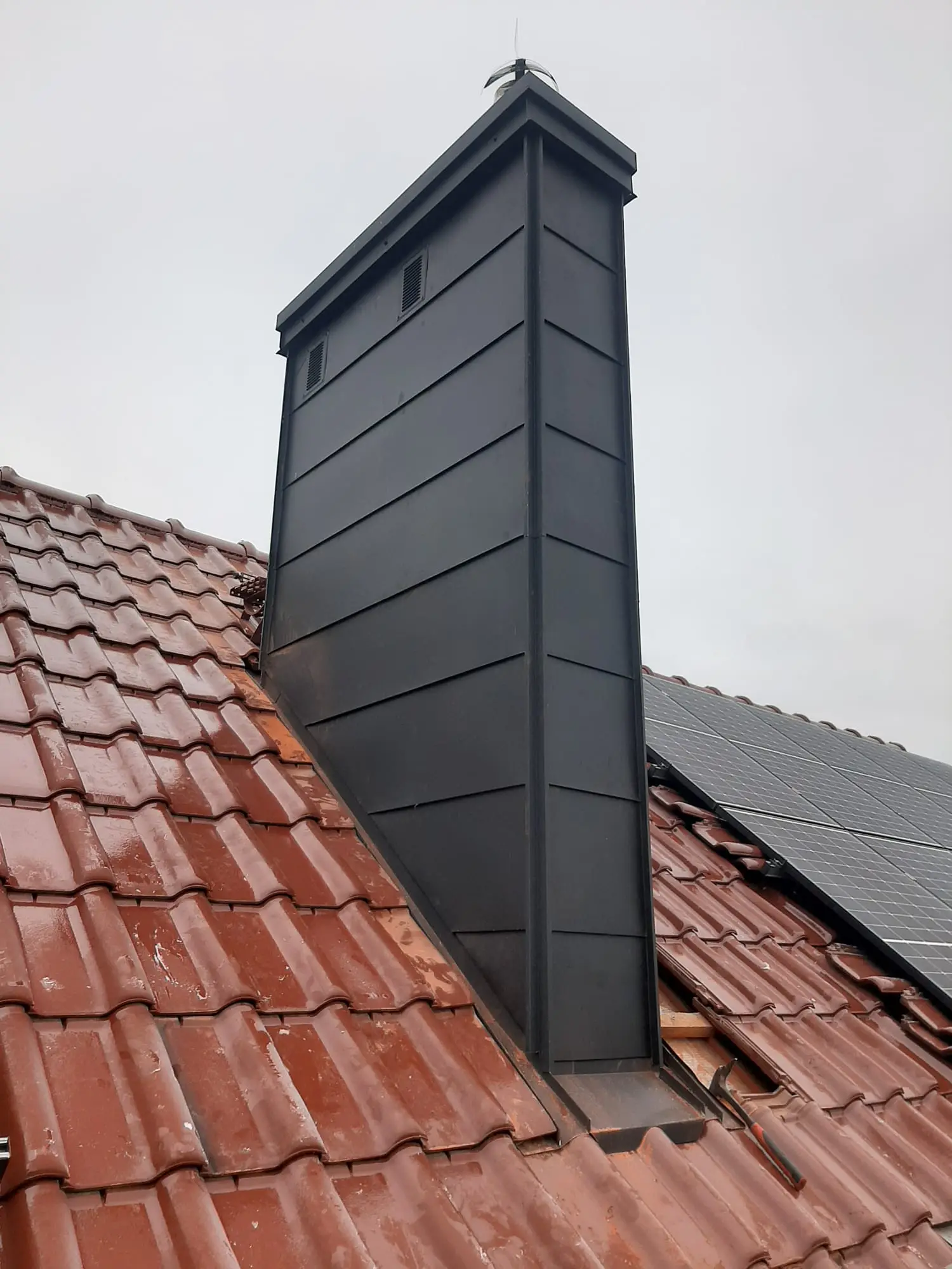 Komin z nowym opierzeniem i estetyczną obróbką blacharską