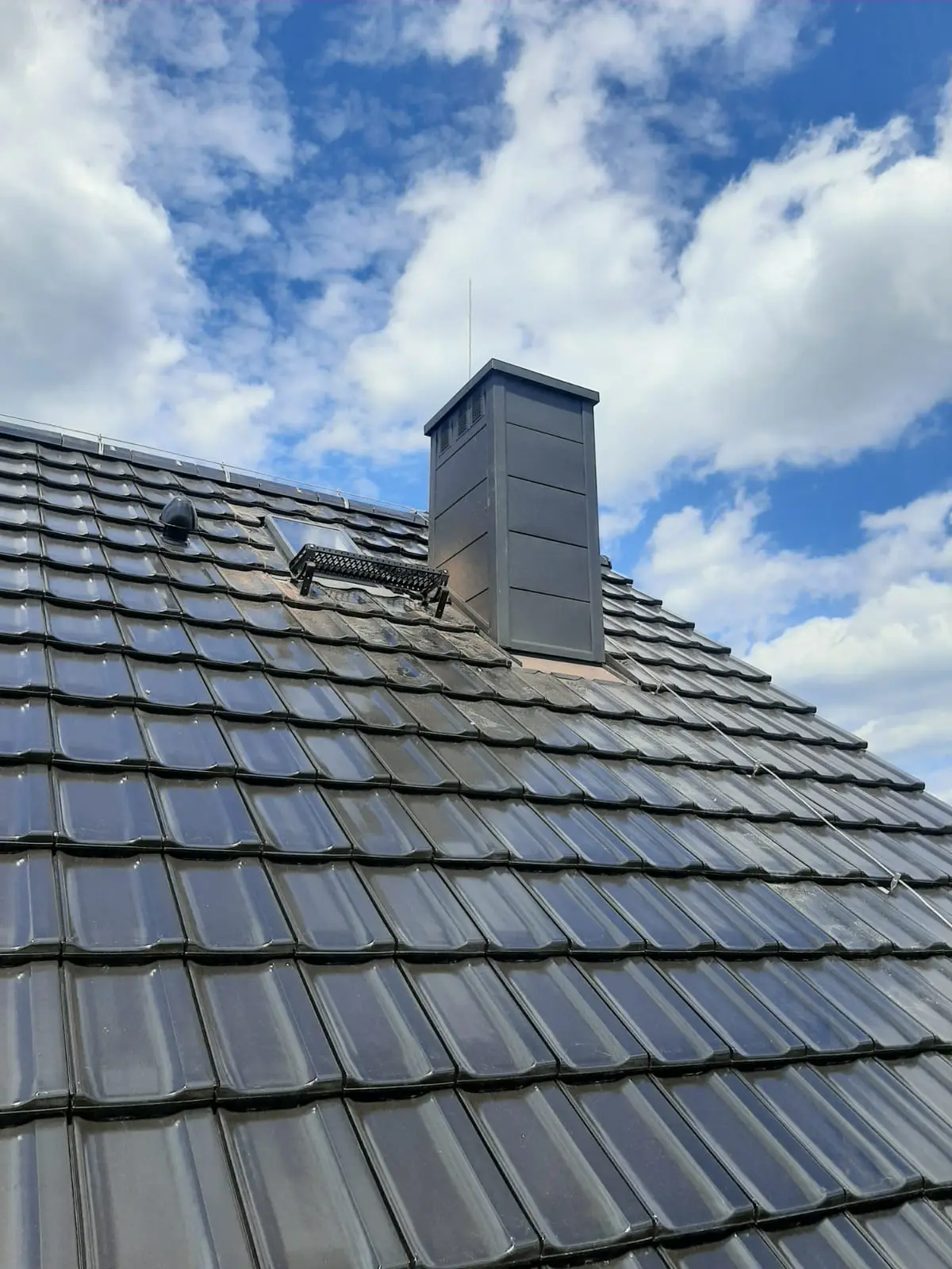 Mniejszy komin po wykonaniu nowej obróbki blacharskiej