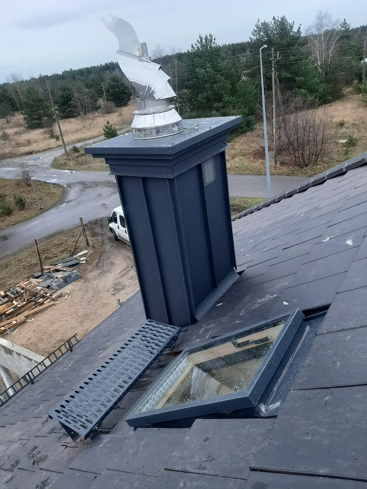 Komin z wydechem i zabezpieczonym opierzeniem blacharskim