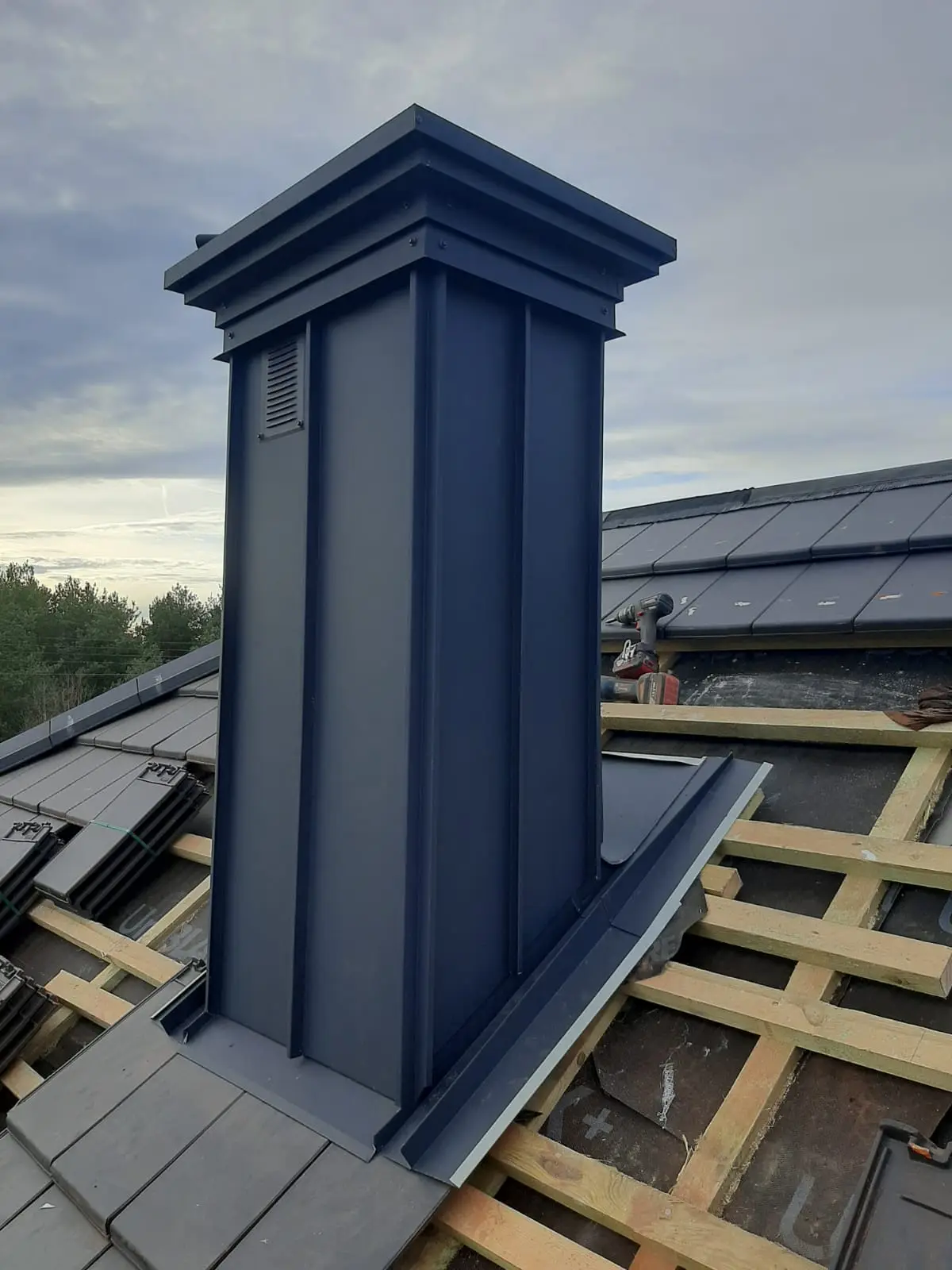 Szczelne opierzenie komina na połaci dachowej po wykonanych pracach