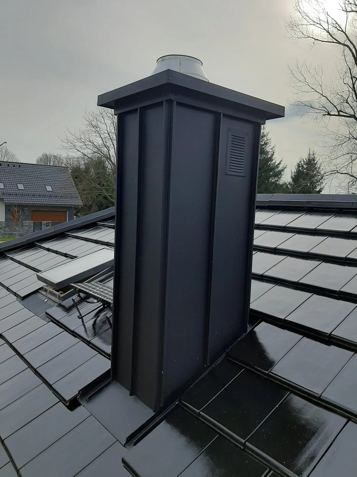 Realizacja opierzenia komina z dopasowaniem blach do dachu