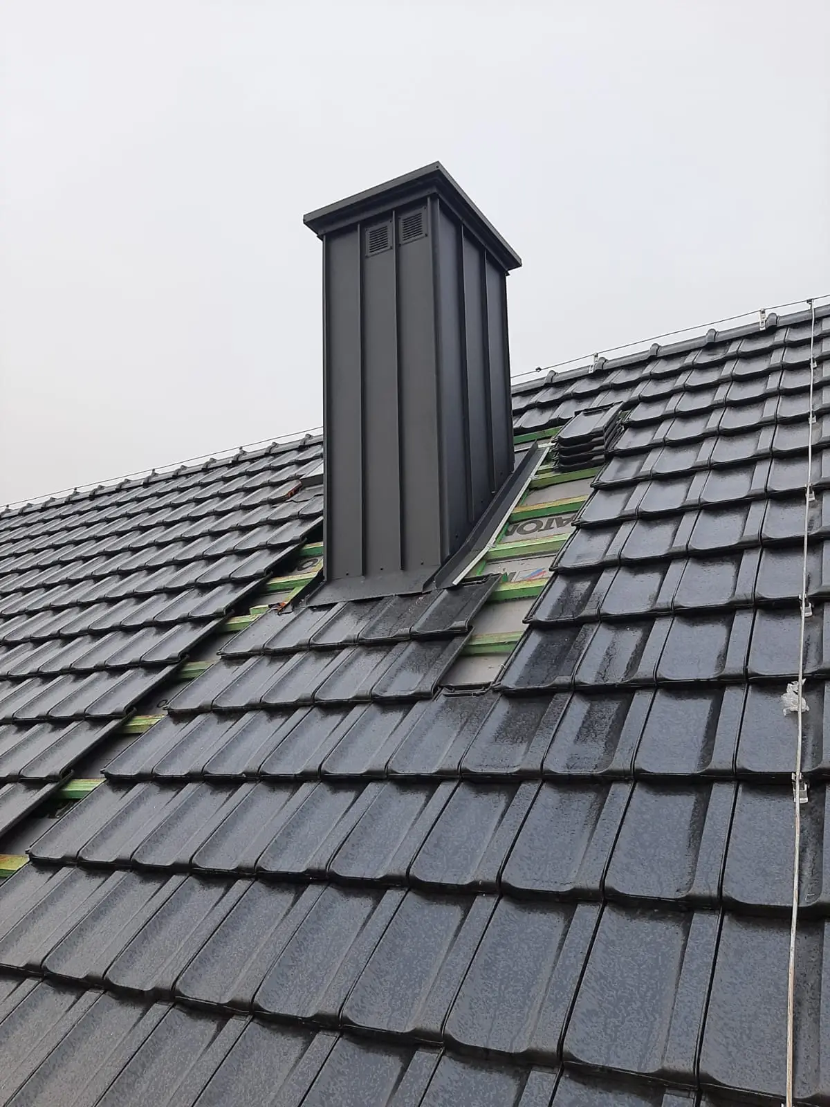 Komin po zakończonych pracach blacharskich i uszczelnieniu